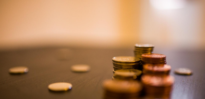 Monedas sobre mesa de escritorio 