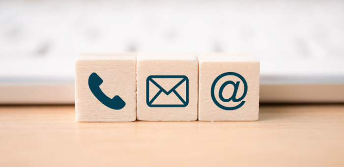 Canales de comunicación ARCE Íconos tubo de teléfono azul, sobre de email azul y arroba azul.
