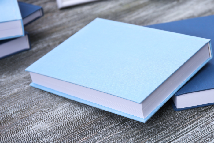Libros de color azul y celeste sobre escritorio 