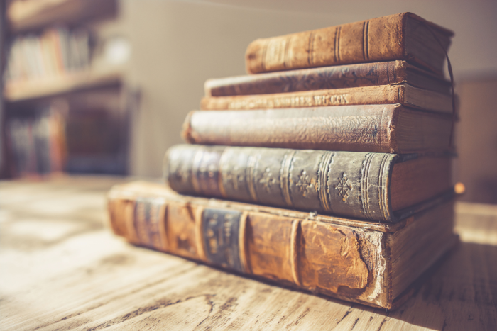 TOCAF 2024 Pila de libros antiguos
