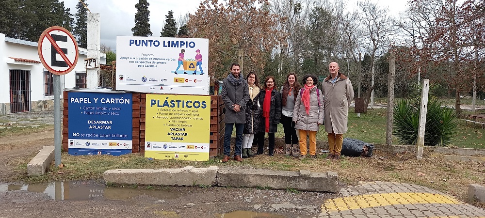 Integrantes de AUCI, AECID e IL en un punto limpio de la ciudad de Minas. Integrantes de AUCI, AECID e IL en un punto limpio de la ciudad de Minas.