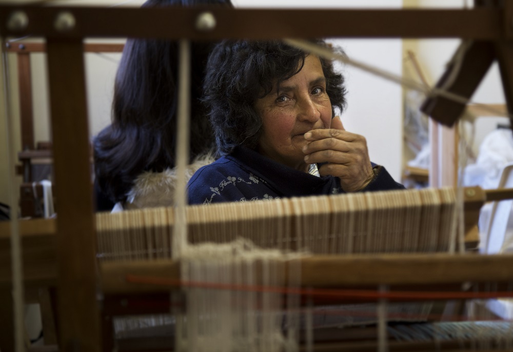 Mujer trabajando en telar
