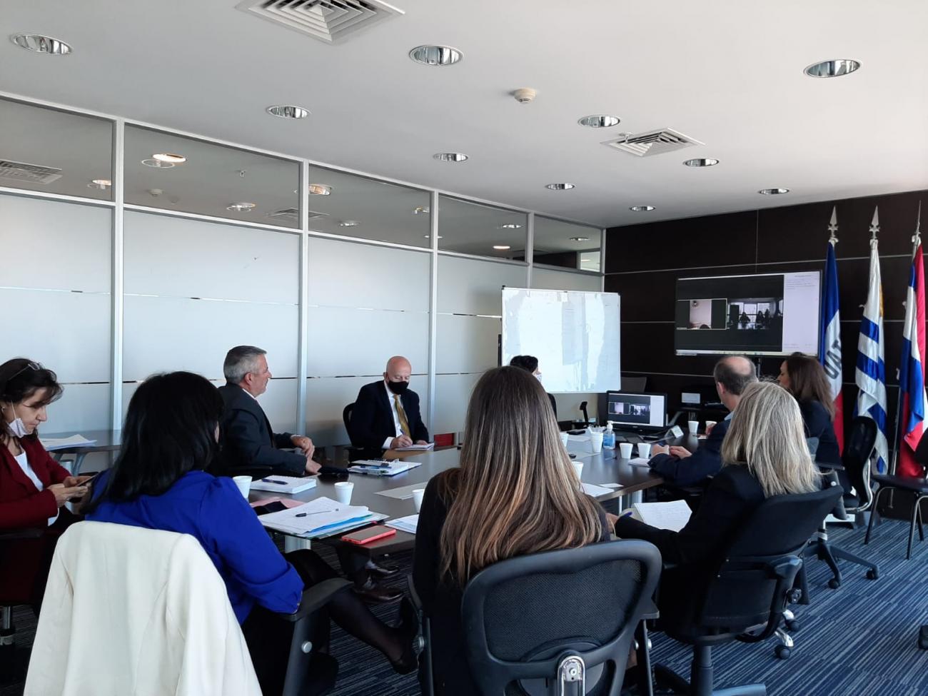 Con el fin de trabajar en las prioridades de cooperación entre Uruguay la Unión Europea en materia de medio ambiente y cambio climático, el jueves 15 de octubre se realizó un encuentro de trabajo en el que participaron representantes de los Ministerios de Ambiente y de Ganadería, Agricultura y Pesca; representantes de la Delegación de la Unión Europea en Uruguay (DUE) y de la Agencia Uruguaya de Cooperación Internacional (AUCI). Reunión de trabajo sobre medio ambiente y cambio climático
