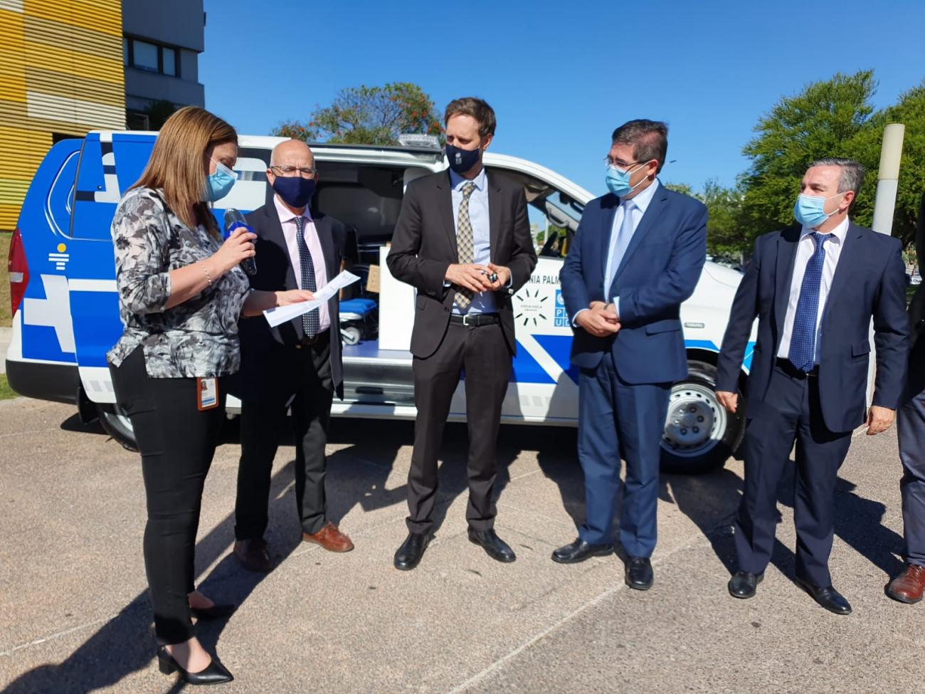 Autoridades en acto de entrega de ambulancia