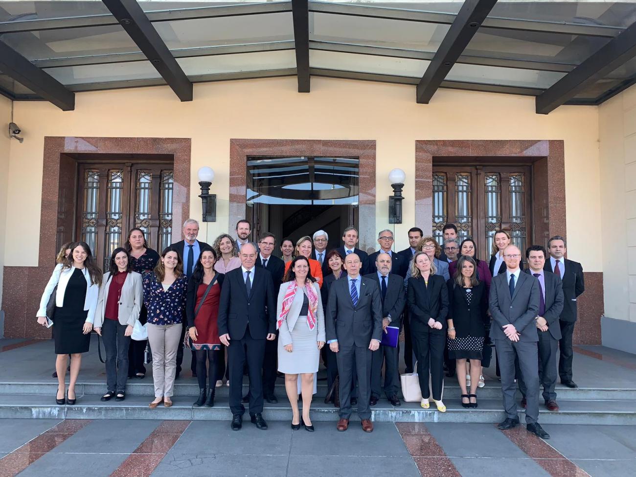 Representantes de Uruguay y Unión Europea en edificio Mercosur