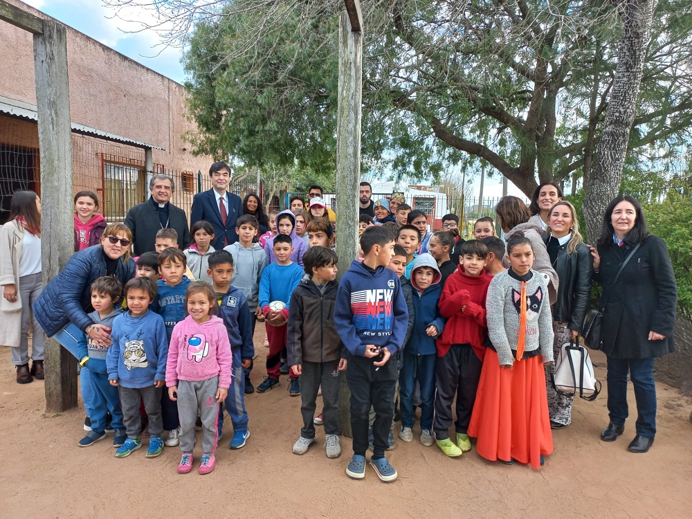 Embajador de Japón, Hideki Asari, representantes y niños de la Obra Social San Martín