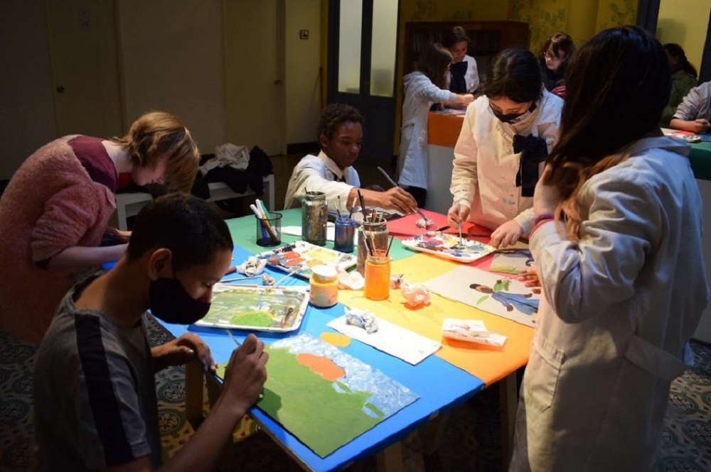 Niños y jóvenes pintando