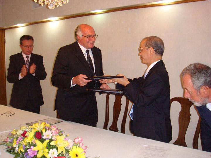 La Embajada del Japón firmó un convenio de donación para un proyecto de la Intendencia Municipal de Río Negro La Embajada del Japón firmó un convenio de donación para un proyecto de la Intendencia Municipal de Río Negro