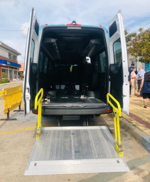 Entrega de vehículo en el Centro de Rehabilitación Sakura