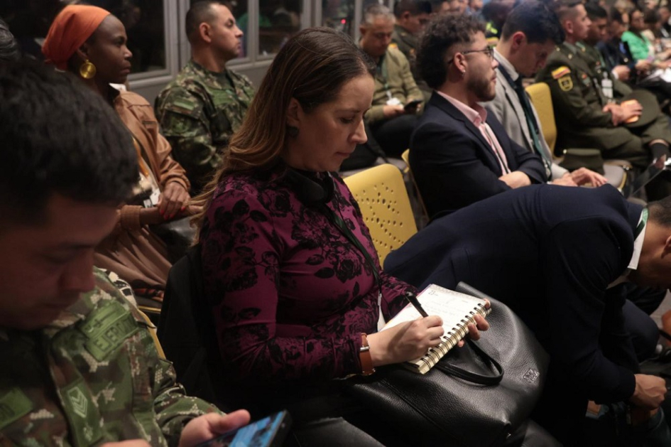 Panel 1: Construcción de paz desde un enfoque institucional y policial. Panel 1: Construcción de paz desde un enfoque institucional y policial.