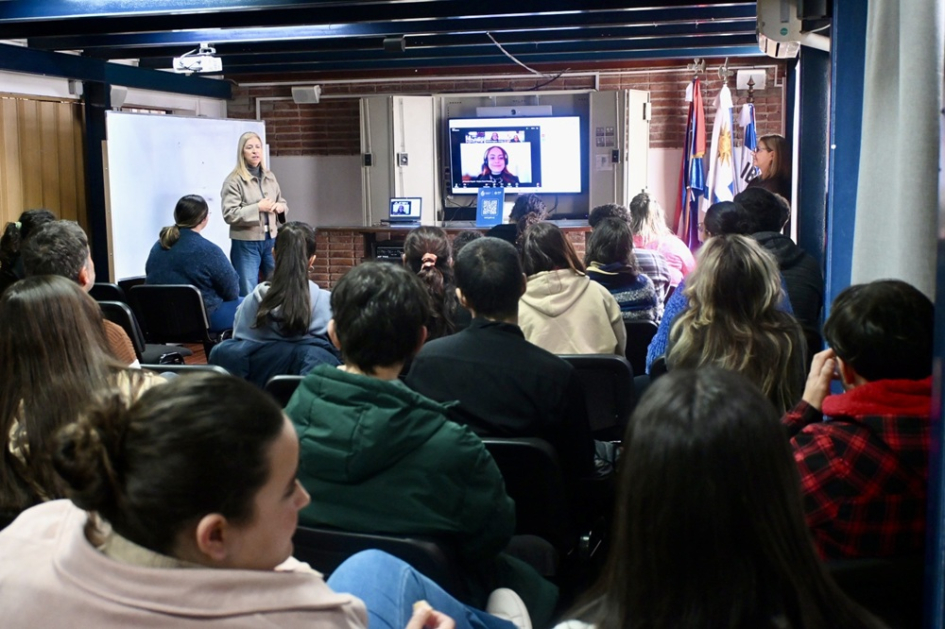 Reunión de AUCI sobre ofertas educativas en el Instituto de Formación Docente de Rocha