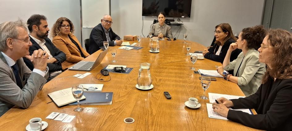 Reunión entre AUCI y equipo consultor que analiza operativa de cooperativas uruguayas Reunión entre AUCI y equipo consultor que analiza operativa de cooperativas uruguayas