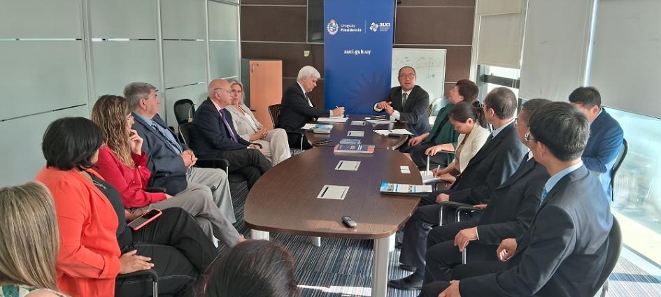 Delegación de la Universidad de Medicina Tradicional China de Henan visitó instituciones de Uruguay