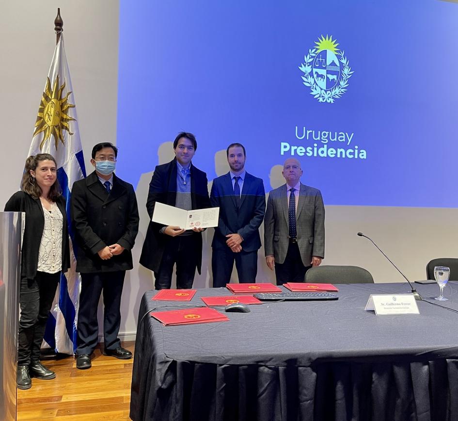 Entrega de certificados China y Uruguay Entrega de certificados China y Uruguay