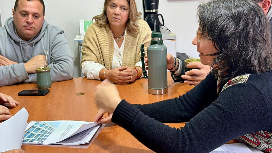 Encuentro de equipos de AUCI y autoridades de Cerro Largo en las instalaciones de la intendencia.