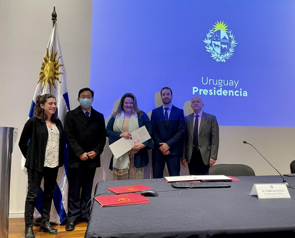 Entrega de certificados China y Uruguay