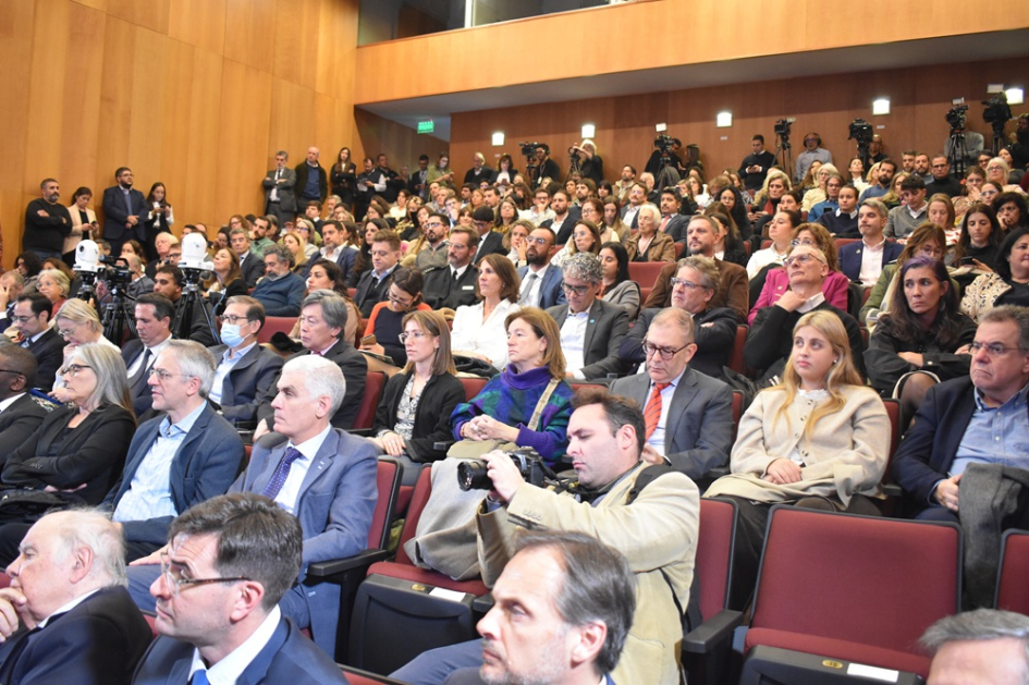 Conversatorio sobre Informe del PNUD "Democracias bajo presión"