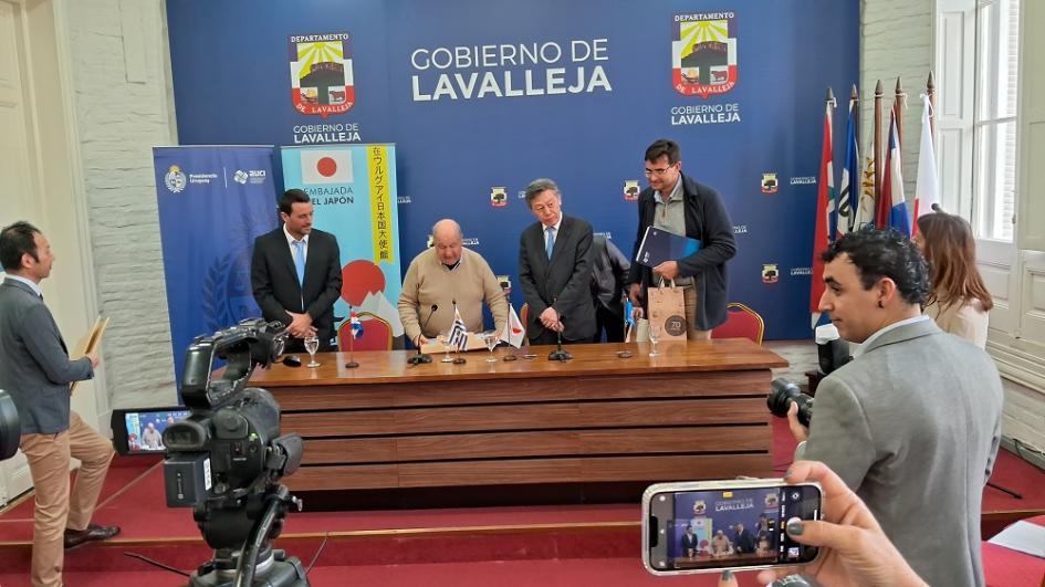 Autoridades de Lavalleja entregan presentes a visitantes Autoridades de Lavalleja entregan presentes a visitantes