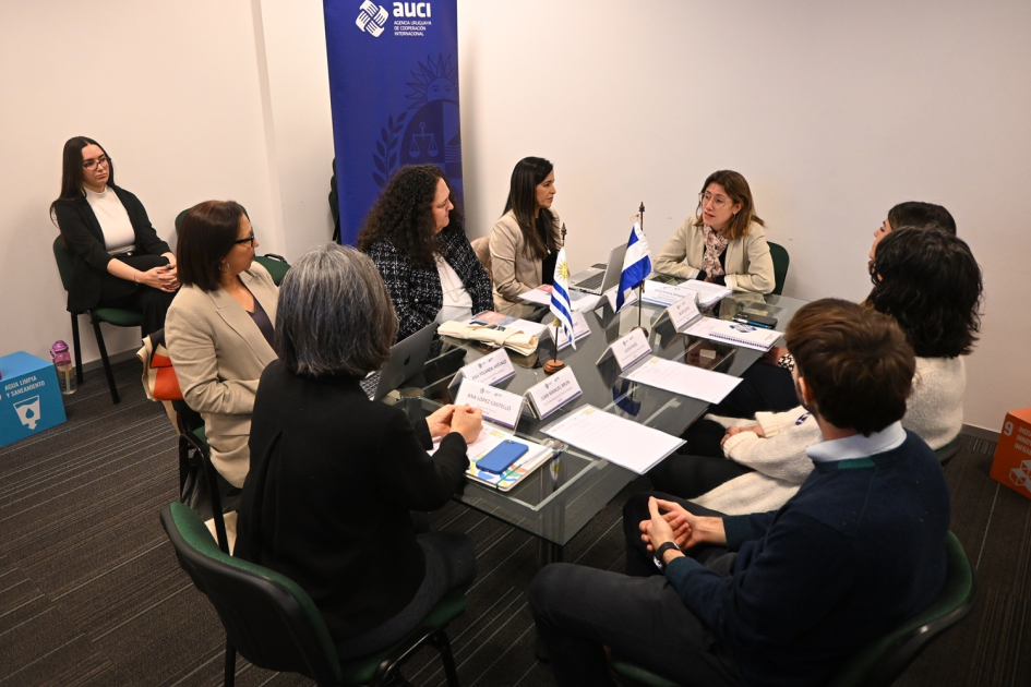 Funcionarios de ESCO y AUCI en Torre Ejecutiva, Montevideo
