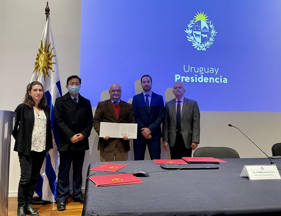 Entrega de certificados China y Uruguay Entrega de certificados China y Uruguay