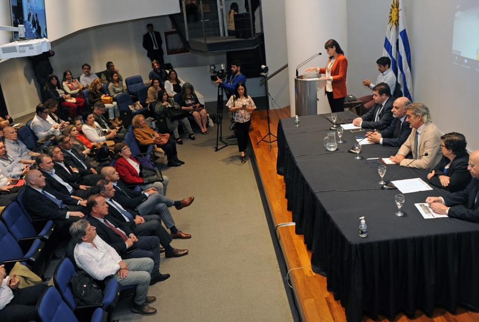 Diálogos sobre el futuro de Uruguay: “Nuevos escenarios para el Cooperativismo y la Economía Social” Diálogos sobre el futuro de Uruguay: “Nuevos escenarios para el Cooperativismo y la Economía Social”
