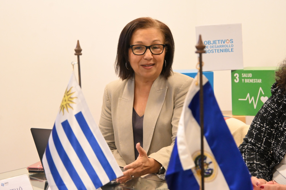 Funcionarios de ESCO y AUCI en Torre Ejecutiva, Montevideo
