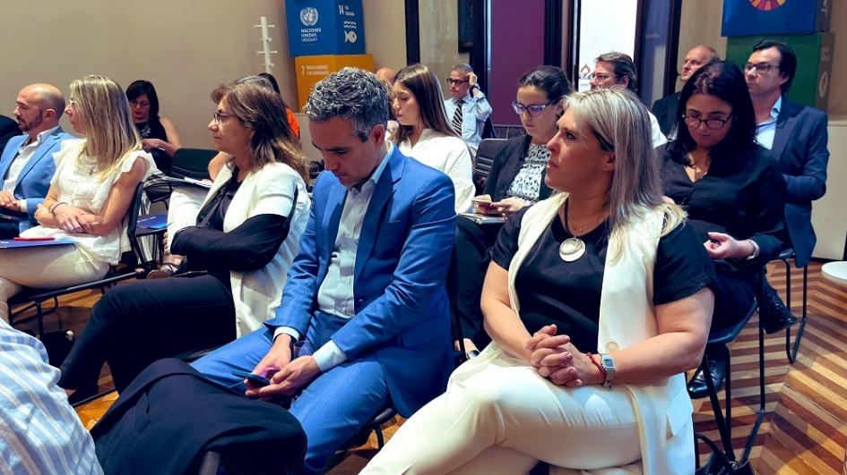 Reunión de representantes de AUCI, organismos internacionales e intendencias. Reunión de representantes de AUCI, organismos internacionales e intendencias.