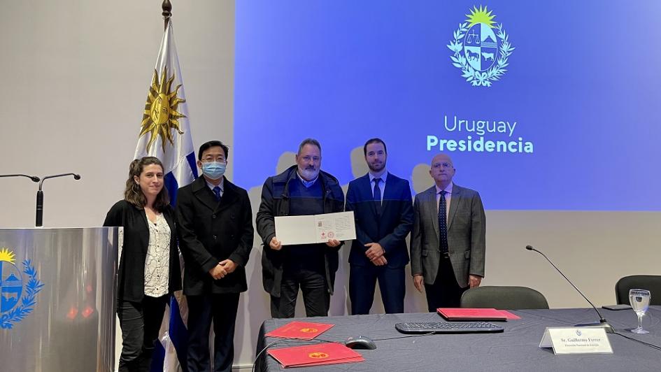 Entrega de certificados China y Uruguay