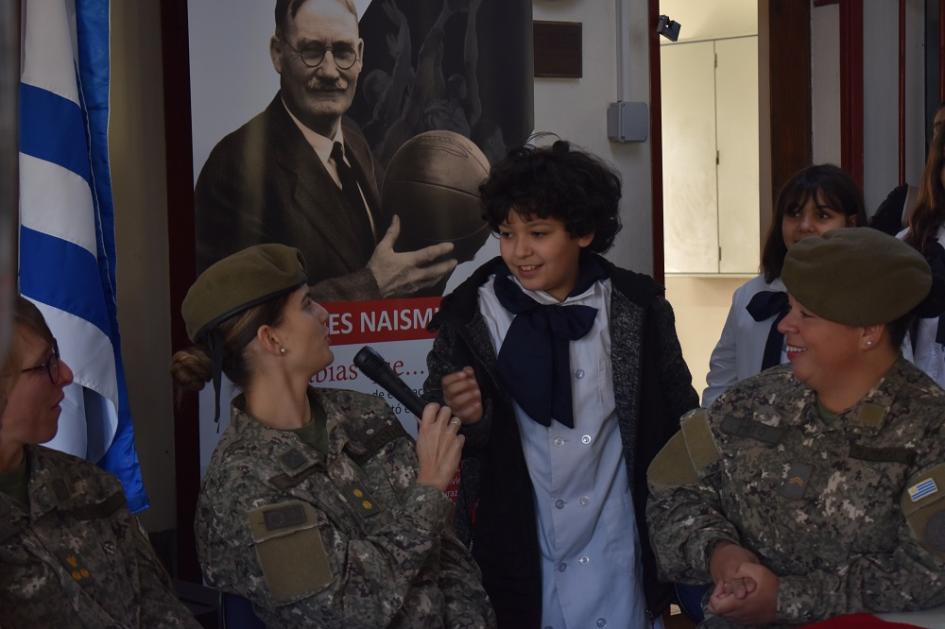 Compartiendo “Historias de Paz” en escuela Canadá 