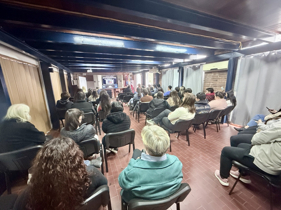 Reunión de AUCI sobre ofertas educativas en el Instituto de Formación Docente de Rocha