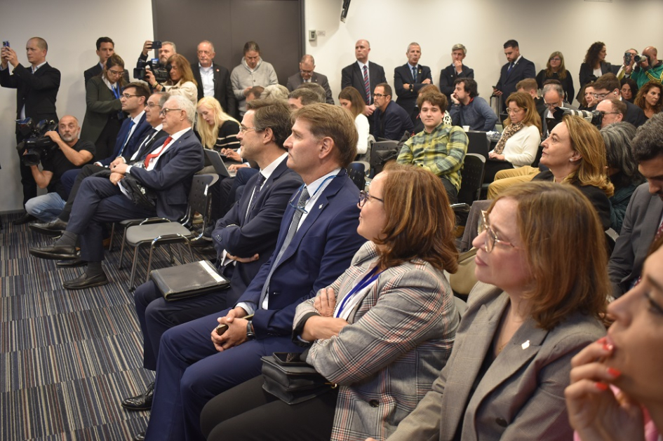 Equipos de gobiernos en sala de prensa de Torre Ejecutiva, Montevideo