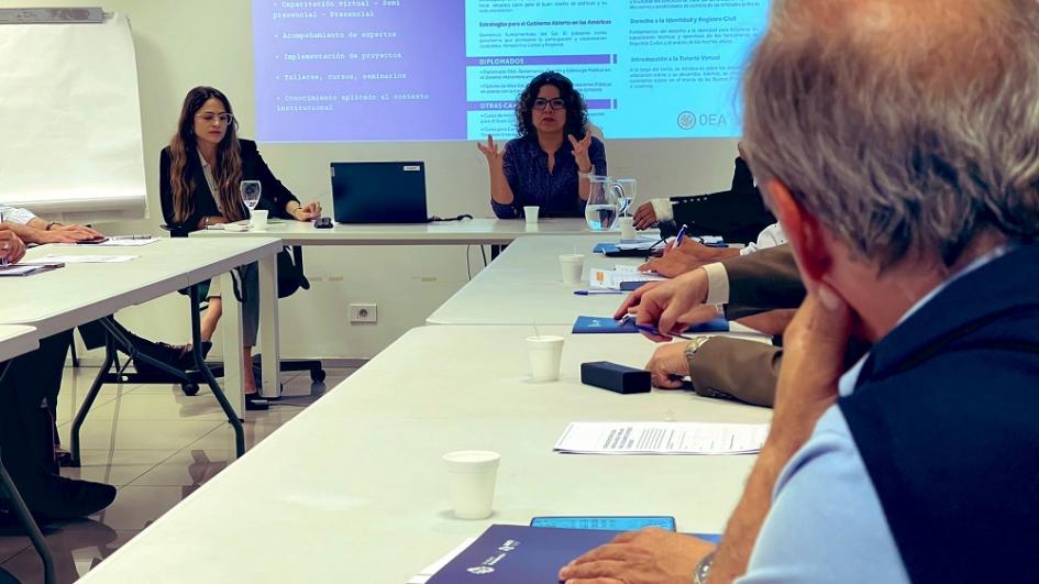 Reunión de representantes de AUCI, organismos internacionales e intendencias. Reunión de representantes de AUCI, organismos internacionales e intendencias.