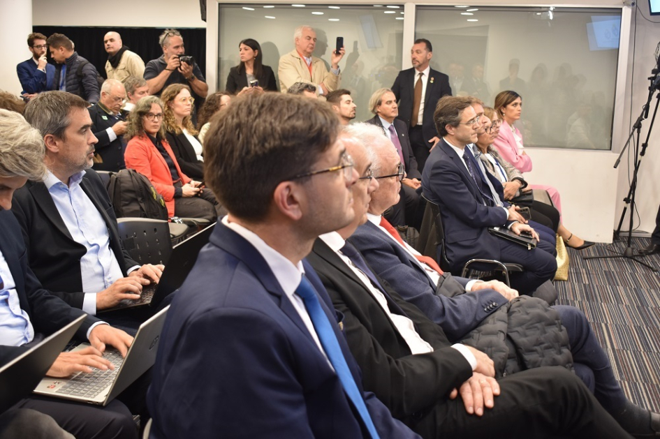 Equipos de gobiernos en sala de prensa de Torre Ejecutiva, Montevideo