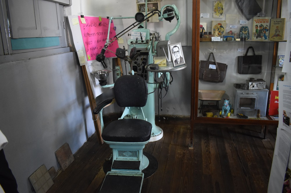 Equipo odontológico antiguo. Museo Escolar Rural de Altos del Perdido, Soriano