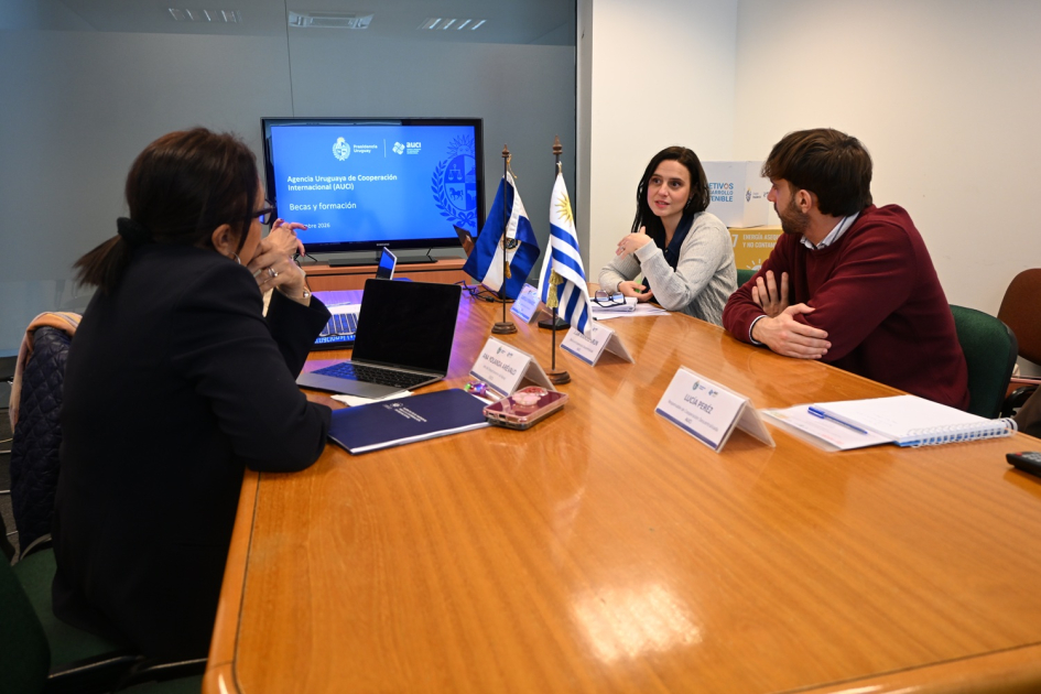 Funcionarios de ESCO y AUCI en Torre Ejecutiva, Montevideo