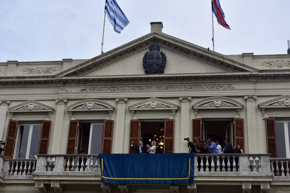 Presidente Orsi y vicepresidenta Cosse saludan desde el balcón del Palacio Estévez