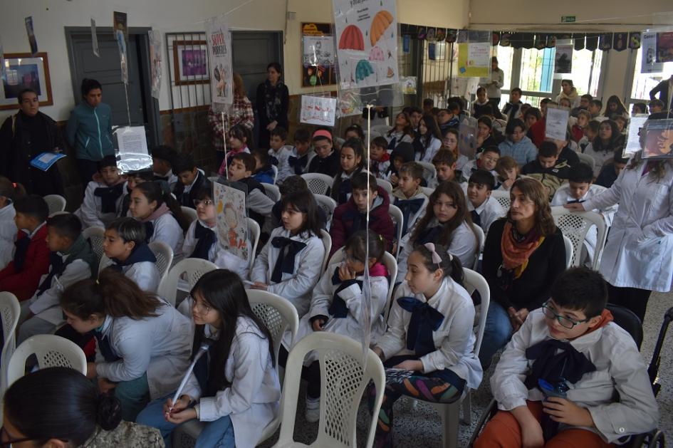 Compartiendo “Historias de Paz” en escuela Canadá 