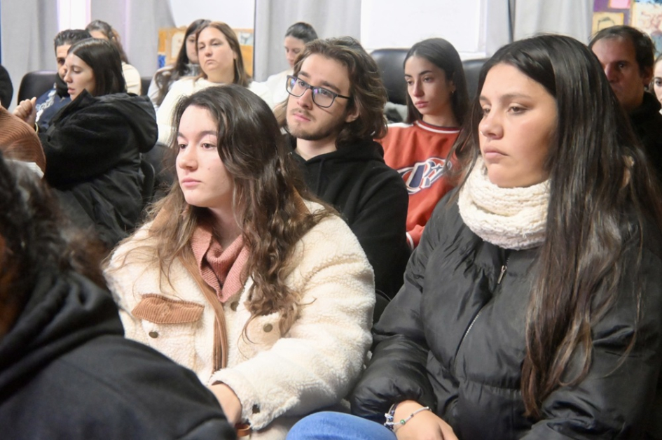Reunión de AUCI sobre ofertas educativas en el Instituto de Formación Docente de Rocha