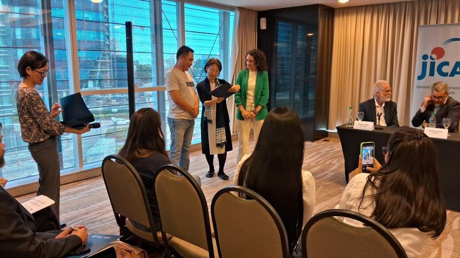 Cierre del curso Mantenimiento y gestión de equipos biomédicos. Entrega de certificados. Cierre del curso Mantenimiento y gestión de equipos biomédicos. Entrega de certificados.