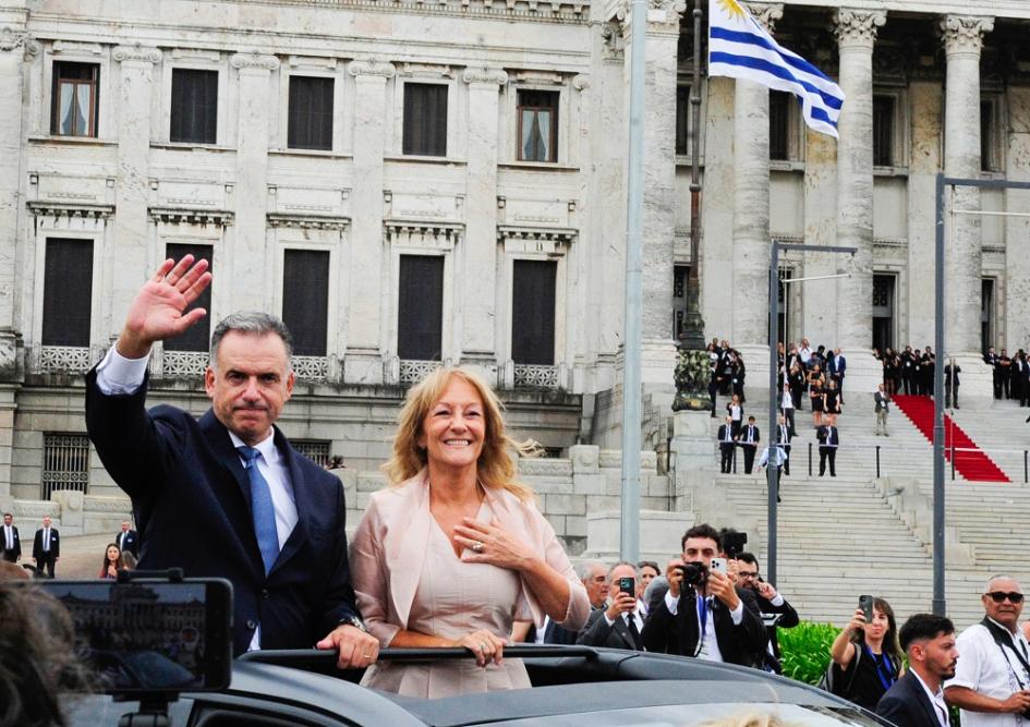 Orsi y Cosse salen del Palacio Legislativo