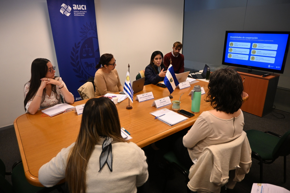 Funcionarios de ESCO y AUCI en Torre Ejecutiva, Montevideo
