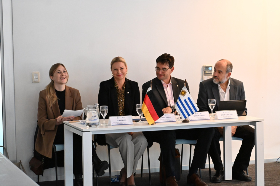 Encuentro Uruguay - Baviera en Torre Ejecutiva, Montevideo