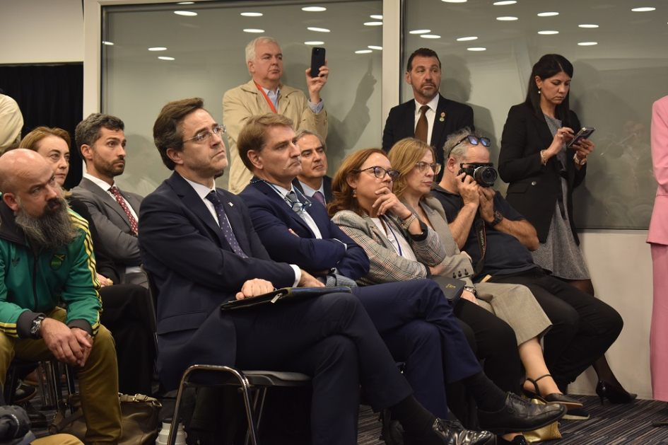 Equipos de gobiernos en sala de prensa de Torre Ejecutiva, Montevideo