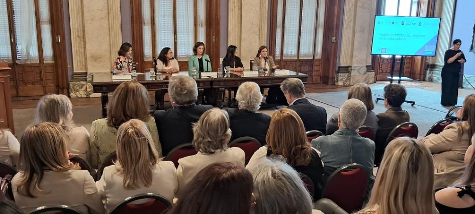 Experiencias en el marco del Proyecto ELLAS+ de fortalecimiento de líderes políticas Experiencias en el marco del Proyecto ELLAS+ de fortalecimiento de líderes políticas