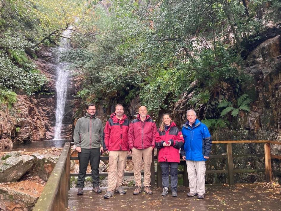 Equipos técnicos realizando visitas en el territorio en España.