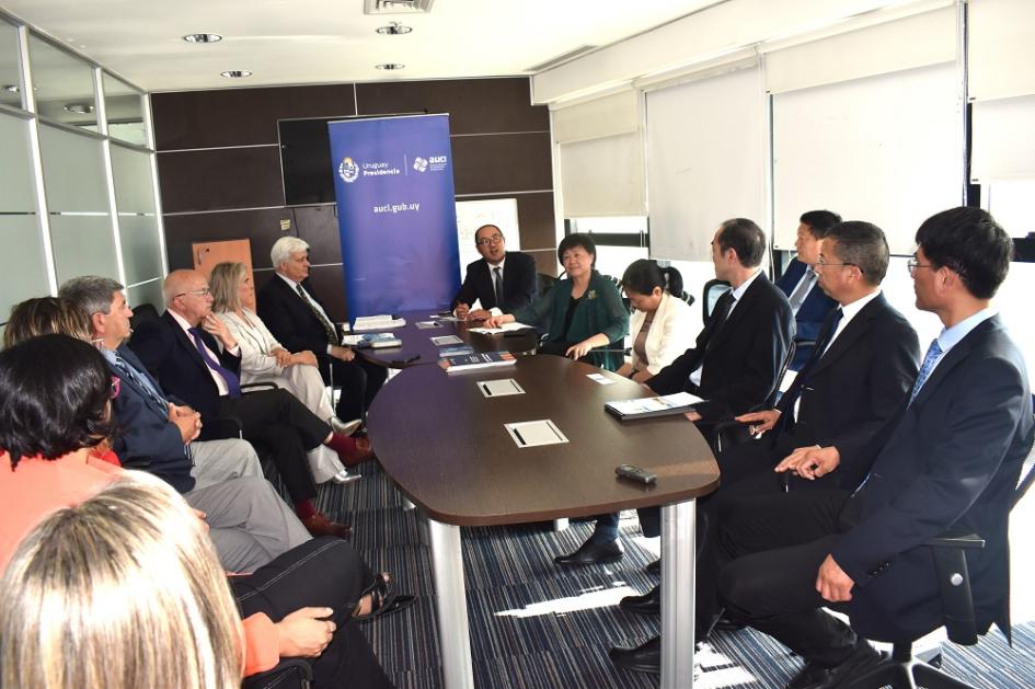 Delegación de la Universidad de Medicina Tradicional China de Henan visitó instituciones de Uruguay