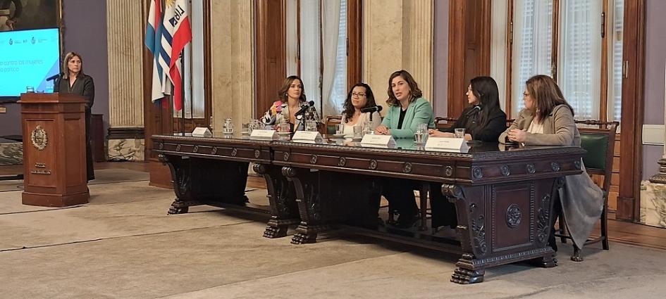 Experiencias en el marco del Proyecto ELLAS+ de fortalecimiento de líderes políticas Experiencias en el marco del Proyecto ELLAS+ de fortalecimiento de líderes políticas