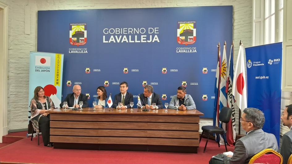 Acto de firma de próxima entrega de vehículo de Embajada de Japón a Intendencia de Lavalleja