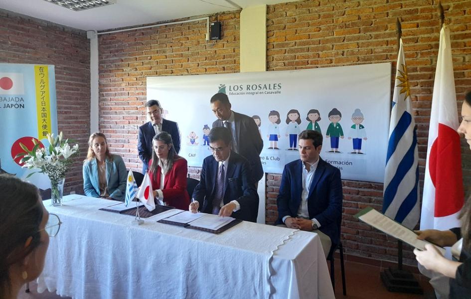 Firma de proyecto Kusanone para mejoramiento edilicio del colegio "Los Rosales"