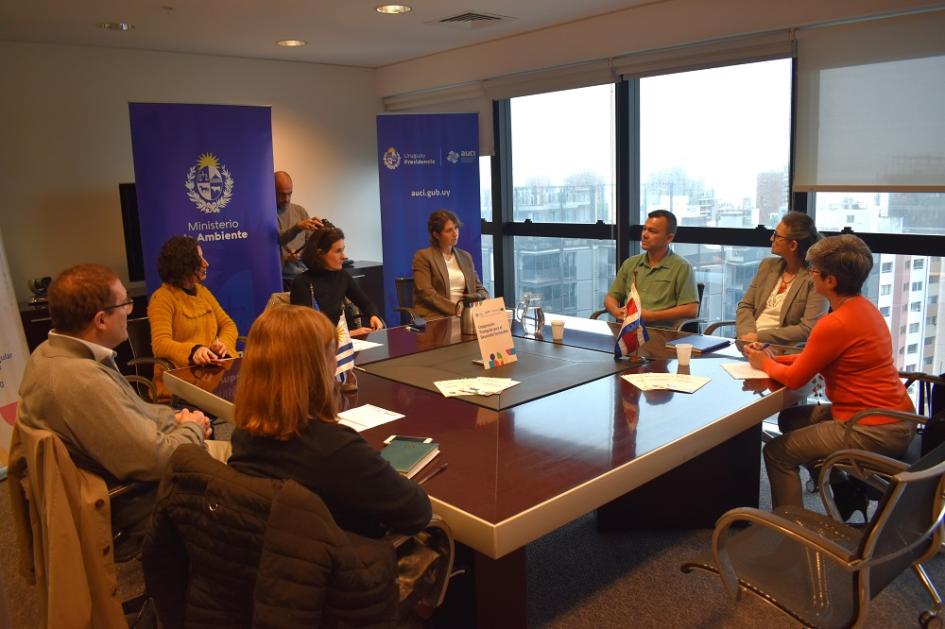 Equipos técnicos en reunión en Torre Ejecutiva, Montevideo.